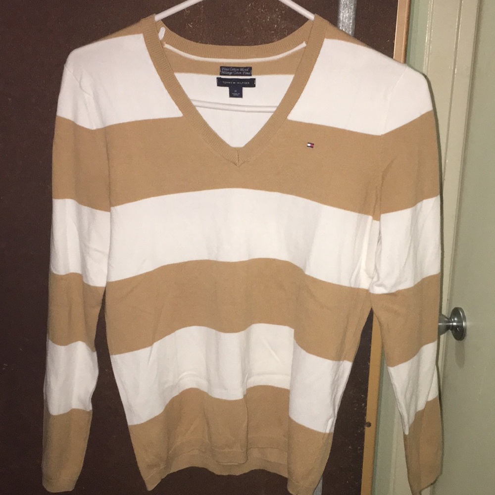 Long sleeve. V neck